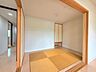 和室：お客様の求める本当の“住み心地とは何なのか。そのための一手間一工夫を惜しみません。街並みや周辺の環境に呼応しながら、美しく、そして毎日の暮らしを考慮した機能性の高い住まい。