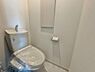 トイレ：～明るく清潔感あふれる、快適なトイレ空間～ 窓から光が入り、換気もしやすい設計です。便利な手洗い器付きで、毎日気持ちよくお使いいただける落ち着いた空間です。