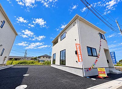 外観:「カースペース2台駐車可」広々とした敷地が魅力的な住まい。堂々とした外観とゆとりある駐車スペースが、快適な暮らしを演出します。ご友人をお招きする際も安心です。ぜひ現地でこの広さをご体感ください。 外観:「カースペース2台駐車可」広々とした敷地が魅力的な住まい。堂々とした外観とゆとりある駐車スペースが、快適な暮らしを演出します。ご友人をお招きする際も安心です。ぜひ現地でこの広さをご体感ください。