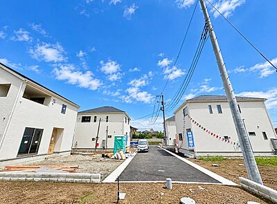 外観:前面道路は幅員にゆとりがあり、お車のすれ違いや車庫入れもスムーズに行えます。運転が苦手な方でも安心の環境です。現地の開放感や街並みと合わせて、ぜひ一度ご見学ください。 外観:前面道路は幅員にゆとりがあり、お車のすれ違いや車庫入れもスムーズに行えます。運転が苦手な方でも安心の環境です。現地の開放感や街並みと合わせて、ぜひ一度ご見学ください。
