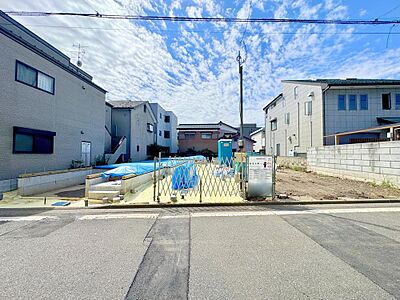 外観：～駐車もラクラク～空が大きく広がる良好な住環境。前面道路はゆったりとしており、お車の出し入れやすれ違いもスムーズに行えます。（2026年10月初旬撮影）