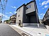 外観：～陽光をたっぷり取り込む、明るい住まい～ 計算された窓の配置が外観のアクセントに。デザインの美しさだけでなく、室内の明るさや風通しなど、日々の快適な暮らしを想像させる外観です。
