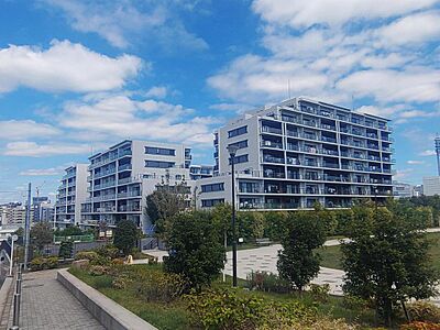 外観：公園のあるマンション。
