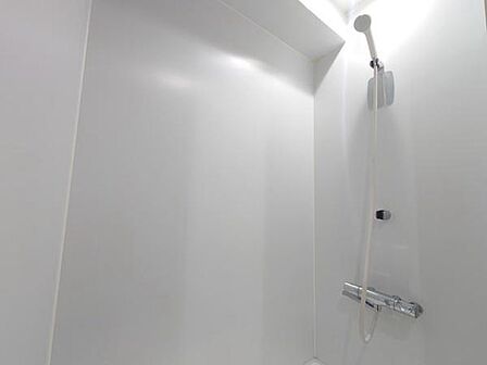 白を基調にしたシャワールームは清潔感があり、明るく広く感じられます。日々のお手入れもしやすく、快適にお使いいただける設備です。