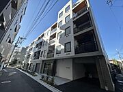 白を基調とした洗練されたファサードに、整然と並ぶバルコニーが印象的。街並みに馴染みながらも存在感を放つ、スタイリッシュな外観です。