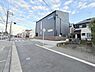 その他：シンプルで洗練されたデザインの外観が印象的です。角地に位置し開放感のある立地となっています。周辺は落ち着いた住宅街ですっきりとした街並みが広がっています。
