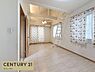リビング/ダイニング：天井が高く開放感のあるリビングです。明るい光が差し込み室内がとても快適に保たれています。シンプルなタイル床が特徴的でメンテナンスも簡単です。はしご付きでロフトスペースも活用できます。