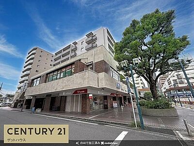 外観:外観からは落ち着いた雰囲気が漂い周辺の街並みによく調和しています。大きな街路樹が建物前にあり自然も身近に感じられます。建物には商業施設も併設されている様子がうかがえ利便性が期待できます。 外観:外観からは落ち着いた雰囲気が漂い周辺の街並みによく調和しています。大きな街路樹が建物前にあり自然も身近に感じられます。建物には商業施設も併設されている様子がうかがえ利便性が期待できます。