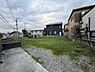 外観：周囲は住宅が建ち並ぶ落ち着いた環境です。奥行きのある敷地で多様な用途に対応できます。道路との接道部分も整備されています。周辺は開放的でゆったりとしています。隣接地との境界も明確に設けられております。