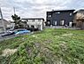 その他：閑静な住宅街に位置する土地で周囲の建物との距離も適度に保たれています。前面道路との高低差があり道路からの視線が気になりにくい点も魅力です。南側に広がる空間が開放的な印象を与えます。