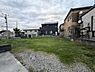外観：閑静な住宅街の一画に位置しており周囲は戸建てが立ち並ぶ落ち着いた環境です。敷地は平坦で活用しやすい形状となっています。交通や生活利便施設へのアクセスも良好です。
