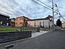 その他：周辺には住宅が建ち並び静かな環境が広がっています。前面道路は幅があり車の出入りもスムーズです。敷地はゆったりとした印象で建物や外構も整っています。電柱や配線も整然と設置されています。