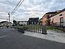 その他：開放的な角地に建つ物件で道路へのアクセスがしやすい立地です。周囲は閑静な住宅街となっており落ち着いた雰囲気が広がっています。敷地内のフェンスや門扉で敷地のプライバシーも確保されています。