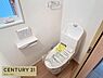 トイレ：同じ売主様の完成物件トイレのお写真となります。温水洗浄機能付きとなり、2階にございます。
