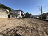 外観：陽当たりが良く開放感のある現地土地写真です。周囲には住宅が点在し閑静な印象を受けます。前面道路と敷地の高低差が少なく車の出入りもしやすそうです。建築計画の自由度を感じる土地です。
