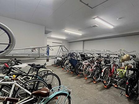■駐輪場■駐輪場を備えており、自転車移動が多い方にも便利です。利用条件や空き状況は都度ご確認ください。