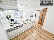 大人気の対面式システムキッチンを採用しています！ご家族のコミュニケーションが自然と増える設計です。お子様にも目が届くので嬉しいですね！広々使えて快適で作業が進みます。