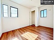 掃き出し窓がないお部屋は、お子様のお部屋としても安心です！収納スペースも充実しているので散らかったお部屋をサッと片付けられます！