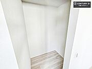 ウォークインクローゼット付きです。たくさんのお洋服などを収納しておけそうですね！他にも扇風機や加湿器など季節物の大きな家電も収納できます！