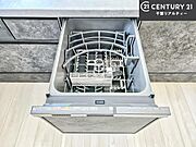 食洗機付きのキッチンです！忙しい時や手荒れ防止として大変活躍する便利な仕様です！ビルトインなのでキッチンの場所を取らず調理スペースを広く使うことが出来ます！