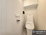 新規交換済み〇温水洗浄便座につき、冬場は便座が暖かくできるので冷たい便座に座らずに済む嬉しい仕様です！シンプルなカラーを基調としているので、お手入れがしやすいです。