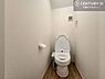 トイレ：1階・2階の各階にトイレを設置。階段を上り下りすることなく利用できるため、家族みんなが快適に暮らせる便利な間取りです。
