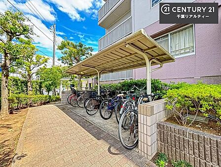 駐輪場完備で、お子さまの自転車や通勤用の自転車も安心して置けます。ご家族にもうれしい便利な設備です。空き状況もお気軽にお問い合わせください。