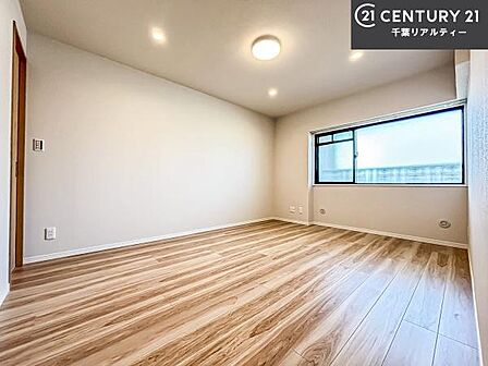 洋室は子供部屋や寝室、色々と用途多彩に利用できますね。収納力もたっぷりなので、広々気持ちよく過ごすことができます。