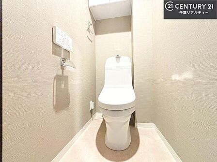 温水洗浄便座につき、冬場は便座が暖かくできるので冷たい便座に座らずに済む嬉しい仕様です！シンプルなカラーを基調としているので、お手入れがしやすいです。