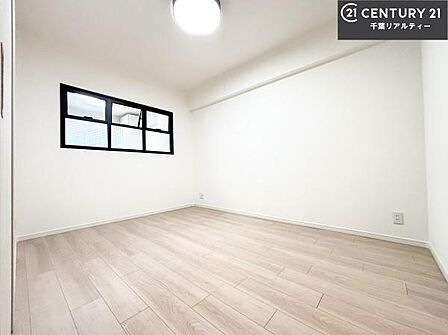 優しい光が差し込む洋室は、朝の目覚めも気持ちが良さそうですね。おうち時間もゆったりと過ごすことができます。優しい色合いのフローリングがどんな家具にもマッチします!