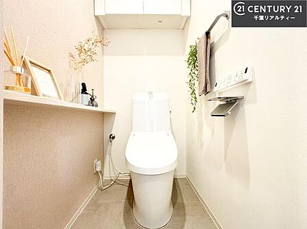 温水洗浄便座につき、冬場は便座が暖かくできるので冷たい便座に座らずに済む嬉しい仕様です!シンプルなカラーを基調としているので、お手入れがしやすいです。