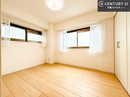 掃き出し窓がないお部屋は、お子様のお部屋としても安心です！収納スペースも充実しているので散らかったお部屋をサッと片付けられます！