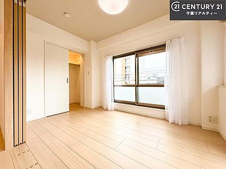 バルコニーに面している洋室です。明るく温もりがあり、換気もしっかりできます！朝起きて、外に出て背伸びをしつつ深呼吸をし良い朝を迎え入れることができます。