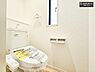 トイレ：1・2階にトイレがございます！朝の忙しい時間帯も待たずにすみそうですね。白を基調とした清潔感のあるトイレでお手入れがしやすいです！