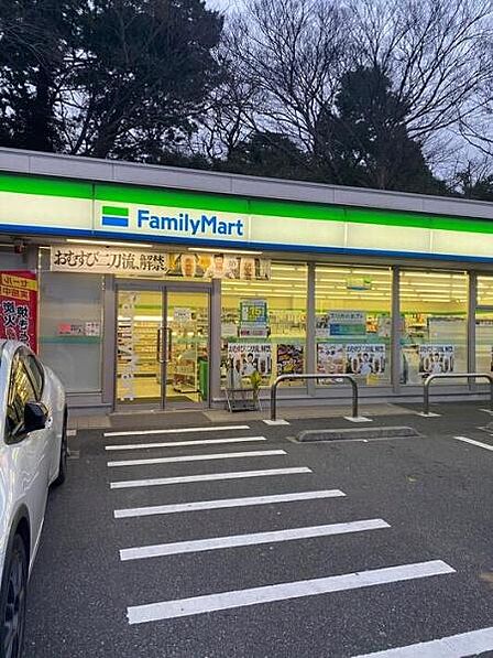ファミリーマート千葉登戸四丁目店まで300m
