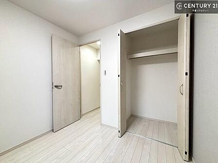 収納力のある洋室です。お部屋もすっきり広々と使えて気持ちが良いです!キレイな明るいお部屋で過ごすのは、更にのんびりゆっくりできますね!