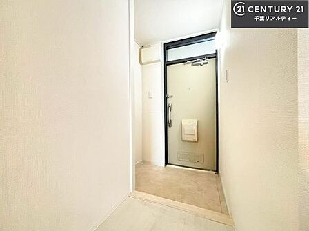 疲れて帰ってきても、ただいま!を言いたくなる、優しく迎え入れてくれる空間になっています。明るく温もり溢れる玄関です!