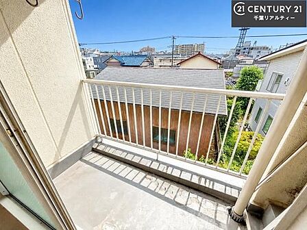 陽当たり良好なバルコニーです!晴れた日には青い空を見渡せる開放的な時間を楽しめます。
