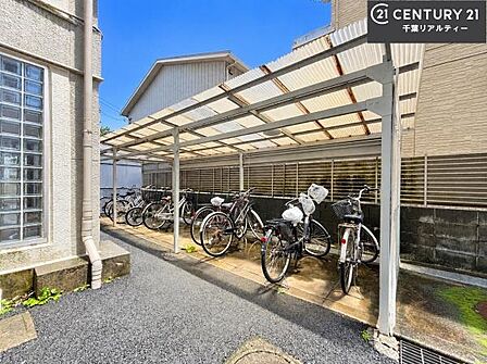 駐輪場完備で、お子さまの自転車や通勤用の自転車も安心して置けます。ご家族にもうれしい便利な設備です。駐輪場の空き状況については管理会社にご確認ください。