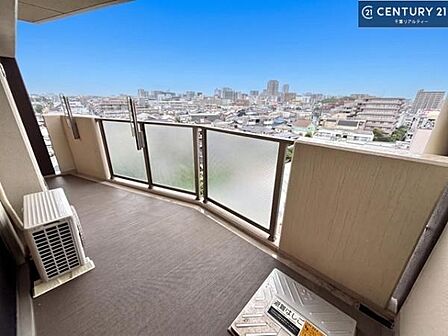 広々としたバルコニーで一日の始まりをスタート!お洗濯ものをたっぷり気持ちよく干せます!