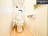 トイレ：1・2階にトイレがございます！朝の忙しい時間帯も待たずにすみそうですね。白を基調とした清潔感のあるトイレでお手入れがしやすいです！
