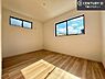 子供部屋：2面採光を確保した明るい室内は、風通しも良く大変居心地の良い空間となっております。リラックスして過ごせる心地の良いお部屋です！