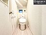 トイレ：1・2階にトイレがございます！朝の忙しい時間帯も待たずにすみそうですね。白を基調とした清潔感のあるトイレでお手入れがしやすいです！