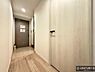 玄関：疲れて帰ってきても、ただいま！を言いたくなる、優しく迎え入れてくれる空間になっています。明るく温もり溢れる玄関です！