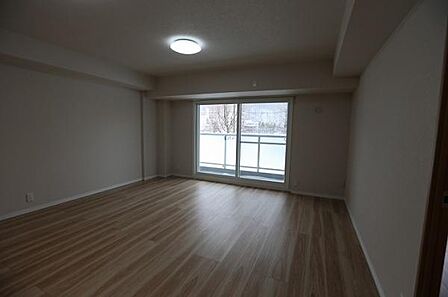 リビングは約14.8帖の広さがございまして、窓からたっぷりと光が差し込み、非常に明るく心地よい空間となっております。