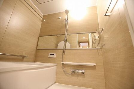 ユニットバスは落ち着いた色合いとなっており、ゆったりと心地よくおくつろぎいただける空間でございます。