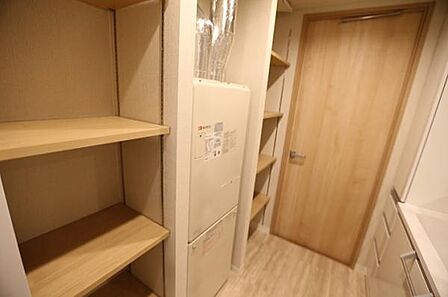 洗面化粧台の背面にはいくつもの棚があり、洗面用品をすっきりと整理・収納できるスペースとなっております。