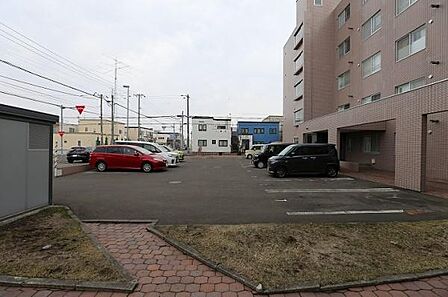平置き駐車場でございますが、現在は満車となっております。