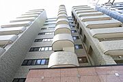 2階部分に位置し、西向きのため、心地よい日差しが差し込むお部屋でございます。