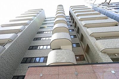 外観：2階部分に位置し、西向きのため、心地よい日差しが差し込むお部屋でございます。